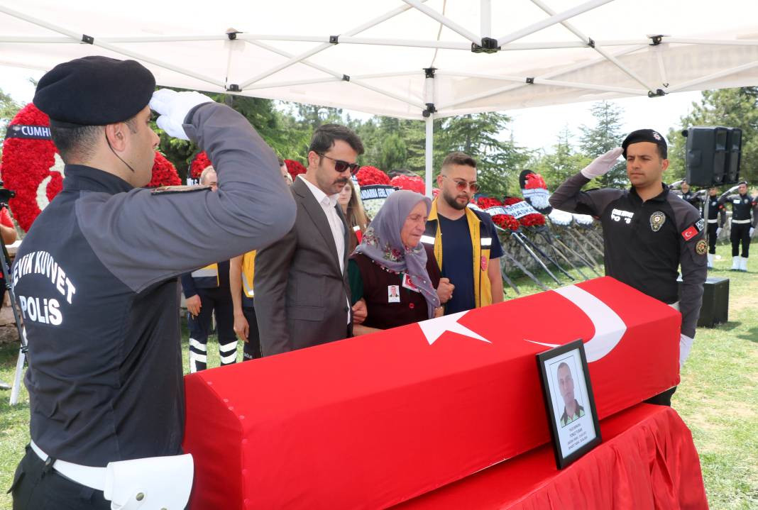 Şehit polis son yolcuğuna uğurlandı. Gözyaşları sel oldu - Resim: 8